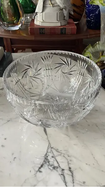 Foto de um(a) Antigo Grande Bowl Centro De Mesa Saladeira Cristal Theco, da categoria de Travessas e tigelas. Antigo e grande centro de mesa em cristal Tcheco de altíssima qualidade, com intenso brilho natural e lapidação feita à mão;... Mostrado de uma perspectiva diferente. Vendido no marketplace Trésors.