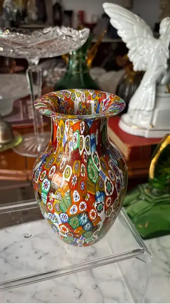 Foto de um(a) Antigo Raro Vaso Em Murano Italiano Ouro Millefiori Original, da categoria de Vasos. ~ Millefiori ~ Murano italiano, significa “mil flores” Belíssimo vaso artístico em Murano com ouro, ricamente feito à mão... Mostrado de uma perspectiva diferente. Vendido no marketplace Trésors.