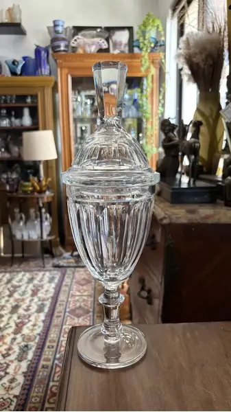 Foto de um(a) Antiga Elegante Bomboniere Baleiro Potiche Cristal Baccarat, da categoria de Garrafas, potes e jarros. Antiga e finíssima bomboniere em cristal Baccarat, ricamente lapidada à mão. Peça imponente, bastante versátil, para servir... Mostrado de uma perspectiva diferente. Vendido no marketplace Trésors.