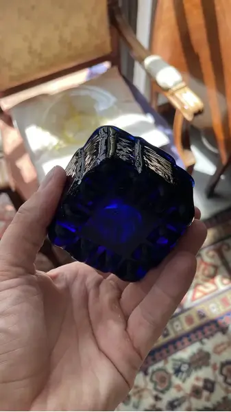 Foto de um(a) Antigo Tinteiro De Coleção Vidro Americano Azul Art Deco, da categoria de Outros colecionáveis. Antigo tinteiro de coleção em vidro americano na cor azul. Guarnições em metal espessurado a prata. Medidas 6x8cm. Mostrado de uma perspectiva diferente. Vendido no marketplace Trésors.