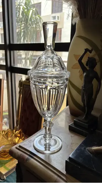 Foto de um(a) Antiga Elegante Bomboniere Baleiro Potiche Cristal Baccarat, da categoria de Garrafas, potes e jarros. Antiga e finíssima bomboniere em cristal Baccarat, ricamente lapidada à mão. Peça imponente, bastante versátil, para servir... Mostrado de uma perspectiva diferente. Vendido no marketplace Trésors.