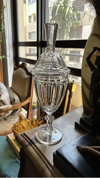 Foto de um(a) Antiga Elegante Bomboniere Baleiro Potiche Cristal Baccarat, da categoria de Garrafas, potes e jarros. Antiga e finíssima bomboniere em cristal Baccarat, ricamente lapidada à mão. Peça imponente, bastante versátil, para servir... Mostrado de uma perspectiva diferente. Vendido no marketplace Trésors.