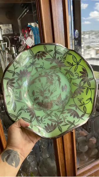 Foto de um(a) Antigo Centro De Mesa Opalina Verde Prata Dama Nua Art Deco, da categoria de Centro de mesa. Antigo e grande centro de mesa em opalina francesa na cor verde, belíssima decoração artística em prata com flores ao redor... Mostrado de uma perspectiva diferente. Vendido no marketplace Trésors.