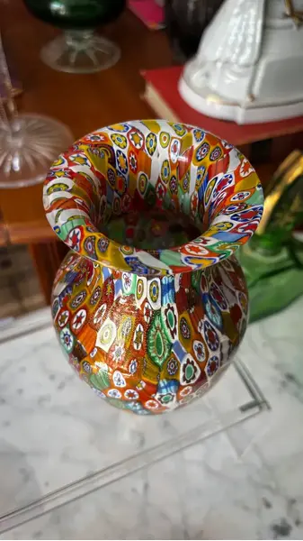 Foto de um(a) Antigo Raro Vaso Em Murano Italiano Ouro Millefiori Original, da categoria de Vasos. ~ Millefiori ~ Murano italiano, significa “mil flores” Belíssimo vaso artístico em Murano com ouro, ricamente feito à mão... Mostrado de uma perspectiva diferente. Vendido no marketplace Trésors.