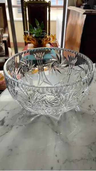 Foto de um(a) Antigo Grande Bowl Centro De Mesa Saladeira Cristal Theco, da categoria de Travessas e tigelas. Antigo e grande centro de mesa em cristal Tcheco de altíssima qualidade, com intenso brilho natural e lapidação feita à mão;... Mostrado de uma perspectiva diferente. Vendido no marketplace Trésors.