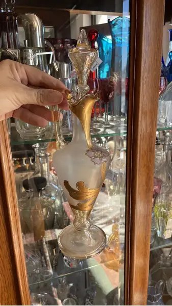 Foto de um(a) Antiga Garrafa Licoreira com Alça Vidro Veneziano Art Nouveau, da categoria de Garrafas. Antiga e belíssima garrafa licoreira em finíssimo vidro artístico veneziano. Base translúcida e o corpo satiné, decoração... Mostrado de uma perspectiva diferente. Vendido no marketplace Trésors.