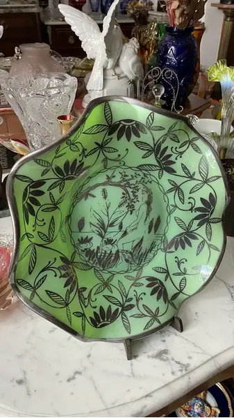 Foto de um(a) Antigo Centro De Mesa Opalina Verde Prata Dama Nua Art Deco, da categoria de Centro de mesa. Antigo e grande centro de mesa em opalina francesa na cor verde, belíssima decoração artística em prata com flores ao redor... Mostrado de uma perspectiva diferente. Vendido no marketplace Trésors.