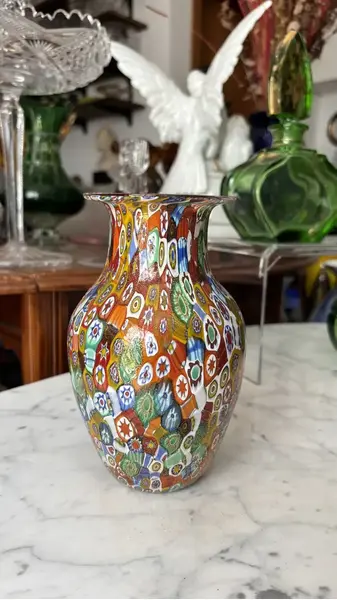 Foto de um(a) Antigo Raro Vaso Em Murano Italiano Ouro Millefiori Original, da categoria de Vasos. ~ Millefiori ~ Murano italiano, significa “mil flores” Belíssimo vaso artístico em Murano com ouro, ricamente feito à mão... Mostrado de uma perspectiva diferente. Vendido no marketplace Trésors.