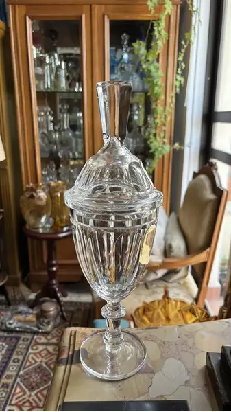 Foto de um(a) Antiga Elegante Bomboniere Baleiro Potiche Cristal Baccarat, da categoria de Garrafas, potes e jarros. Antiga e finíssima bomboniere em cristal Baccarat, ricamente lapidada à mão. Peça imponente, bastante versátil, para servir... Mostrado de uma perspectiva diferente. Vendido no marketplace Trésors.