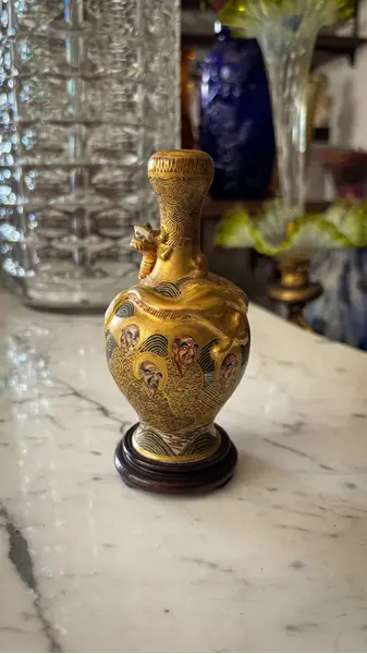 Foto de um(a) Antigo Raro Vasinho Japonês Porcelana Satsuma Meiji Dourado, da categoria de Vasos. Antigo e raro vasinho Satsuma do período Meiji em porcelana artística japonesa. Ricamente moldado com figura de dragão em... Mostrado de uma perspectiva diferente. Vendido no marketplace Trésors.