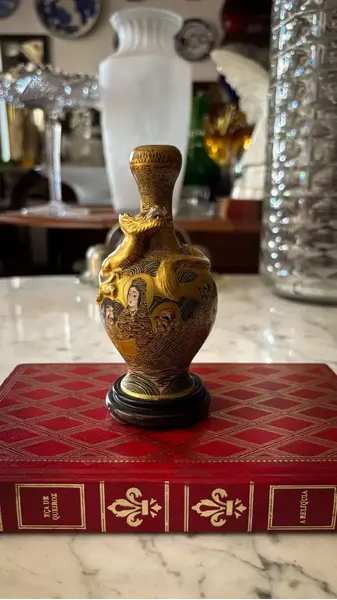 Foto de um(a) Antigo Raro Vasinho Japonês Porcelana Satsuma Meiji Dourado, da categoria de Vasos. Antigo e raro vasinho Satsuma do período Meiji em porcelana artística japonesa. Ricamente moldado com figura de dragão em... Mostrado de uma perspectiva diferente. Vendido no marketplace Trésors.