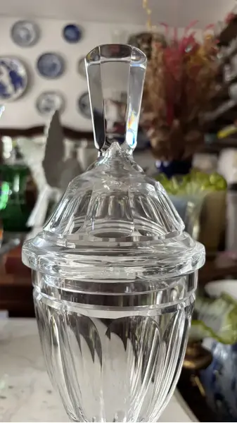 Foto de um(a) Antiga Elegante Bomboniere Baleiro Potiche Cristal Baccarat, da categoria de Garrafas, potes e jarros. Antiga e finíssima bomboniere em cristal Baccarat, ricamente lapidada à mão. Peça imponente, bastante versátil, para servir... Mostrado de uma perspectiva diferente. Vendido no marketplace Trésors.