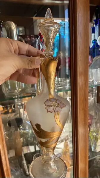 Foto de um(a) Antiga Garrafa Licoreira com Alça Vidro Veneziano Art Nouveau, da categoria de Garrafas. Antiga e belíssima garrafa licoreira em finíssimo vidro artístico veneziano. Base translúcida e o corpo satiné, decoração... Mostrado de uma perspectiva diferente. Vendido no marketplace Trésors.