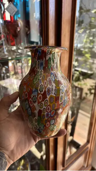 Foto de um(a) Antigo Raro Vaso Em Murano Italiano Ouro Millefiori Original, da categoria de Vasos. ~ Millefiori ~ Murano italiano, significa “mil flores” Belíssimo vaso artístico em Murano com ouro, ricamente feito à mão... Mostrado de uma perspectiva diferente. Vendido no marketplace Trésors.