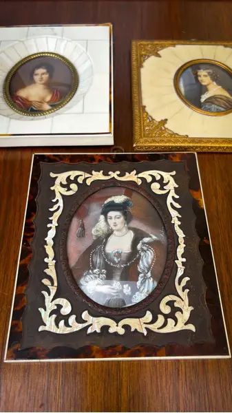 Foto de um(a) Antigo Quadrinho Camafeu Portrait Miniature Vitoriano, da categoria de Outros colecionáveis. Antigo e importante quadrinho camafeu (Portrait Miniature). Armação em marfim com casco de tartaruga, com linda figura de... Mostrado de uma perspectiva diferente. Vendido no marketplace Trésors.