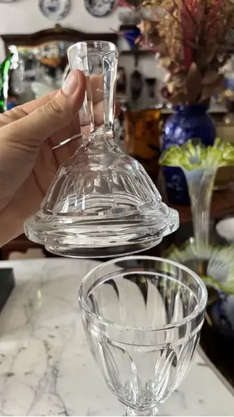 Foto de um(a) Antiga Elegante Bomboniere Baleiro Potiche Cristal Baccarat, da categoria de Garrafas, potes e jarros. Antiga e finíssima bomboniere em cristal Baccarat, ricamente lapidada à mão. Peça imponente, bastante versátil, para servir... Mostrado de uma perspectiva diferente. Vendido no marketplace Trésors.