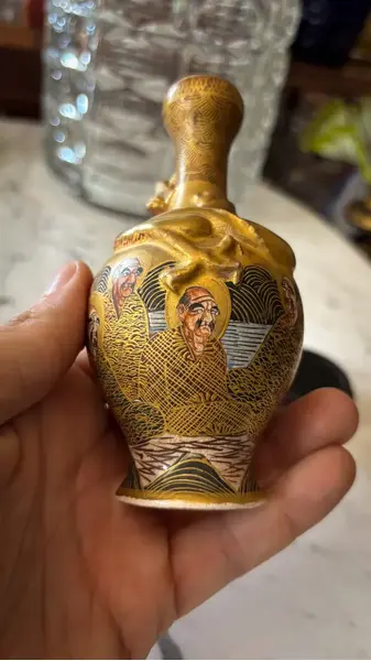 Foto de um(a) Antigo Raro Vasinho Japonês Porcelana Satsuma Meiji Dourado, da categoria de Vasos. Antigo e raro vasinho Satsuma do período Meiji em porcelana artística japonesa. Ricamente moldado com figura de dragão em... Mostrado de uma perspectiva diferente. Vendido no marketplace Trésors.