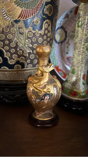 Foto de um(a) Antigo Raro Vasinho Japonês Porcelana Satsuma Meiji Dourado, da categoria de Vasos. Antigo e raro vasinho Satsuma do período Meiji em porcelana artística japonesa. Ricamente moldado com figura de dragão em... Mostrado de uma perspectiva diferente. Vendido no marketplace Trésors.