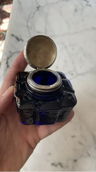 Foto de um(a) Antigo Tinteiro De Coleção Vidro Americano Azul Art Deco, da categoria de Outros colecionáveis. Antigo tinteiro de coleção em vidro americano na cor azul. Guarnições em metal espessurado a prata. Medidas 6x8cm. Mostrado de uma perspectiva diferente. Vendido no marketplace Trésors.