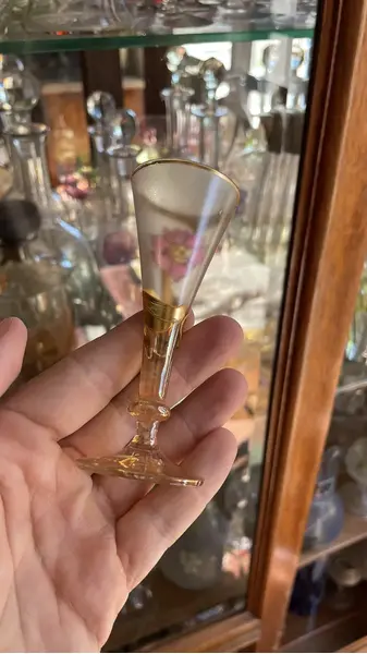 Foto de um(a) Antiga Garrafa Licoreira com Alça Vidro Veneziano Art Nouveau, da categoria de Garrafas. Antiga e belíssima garrafa licoreira em finíssimo vidro artístico veneziano. Base translúcida e o corpo satiné, decoração... Mostrado de uma perspectiva diferente. Vendido no marketplace Trésors.