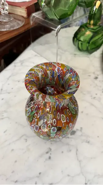 Foto de um(a) Antigo Raro Vaso Em Murano Italiano Ouro Millefiori Original, da categoria de Vasos. ~ Millefiori ~ Murano italiano, significa “mil flores” Belíssimo vaso artístico em Murano com ouro, ricamente feito à mão... Mostrado de uma perspectiva diferente. Vendido no marketplace Trésors.