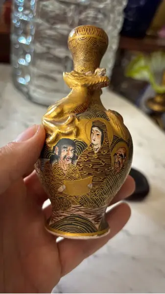 Foto de um(a) Antigo Raro Vasinho Japonês Porcelana Satsuma Meiji Dourado, da categoria de Vasos. Antigo e raro vasinho Satsuma do período Meiji em porcelana artística japonesa. Ricamente moldado com figura de dragão em... Mostrado de uma perspectiva diferente. Vendido no marketplace Trésors.