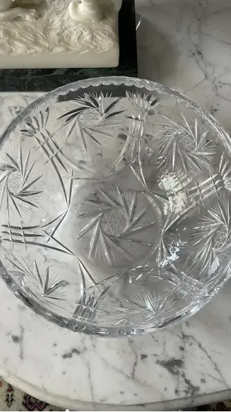 Foto de um(a) Antigo Grande Bowl Centro De Mesa Saladeira Cristal Theco, da categoria de Travessas e tigelas. Antigo e grande centro de mesa em cristal Tcheco de altíssima qualidade, com intenso brilho natural e lapidação feita à mão;... Mostrado de uma perspectiva diferente. Vendido no marketplace Trésors.