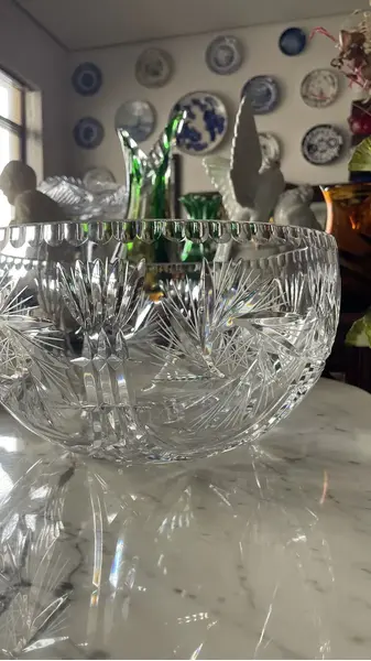 Foto de um(a) Antigo Grande Bowl Centro De Mesa Saladeira Cristal Theco, da categoria de Travessas e tigelas. Antigo e grande centro de mesa em cristal Tcheco de altíssima qualidade, com intenso brilho natural e lapidação feita à mão;... Mostrado de uma perspectiva diferente. Vendido no marketplace Trésors.