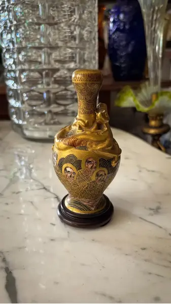 Foto de um(a) Antigo Raro Vasinho Japonês Porcelana Satsuma Meiji Dourado, da categoria de Vasos. Antigo e raro vasinho Satsuma do período Meiji em porcelana artística japonesa. Ricamente moldado com figura de dragão em... Mostrado de uma perspectiva diferente. Vendido no marketplace Trésors.