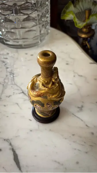 Foto de um(a) Antigo Raro Vasinho Japonês Porcelana Satsuma Meiji Dourado, da categoria de Vasos. Antigo e raro vasinho Satsuma do período Meiji em porcelana artística japonesa. Ricamente moldado com figura de dragão em... Mostrado de uma perspectiva diferente. Vendido no marketplace Trésors.