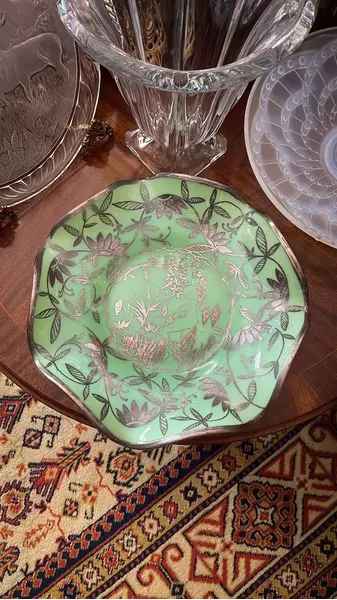 Foto de um(a) Antigo Centro De Mesa Opalina Verde Prata Dama Nua Art Deco, da categoria de Centro de mesa. Antigo e grande centro de mesa em opalina francesa na cor verde, belíssima decoração artística em prata com flores ao redor... Mostrado de uma perspectiva diferente. Vendido no marketplace Trésors.