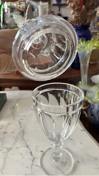 Foto de um(a) Antiga Elegante Bomboniere Baleiro Potiche Cristal Baccarat, da categoria de Garrafas, potes e jarros. Antiga e finíssima bomboniere em cristal Baccarat, ricamente lapidada à mão. Peça imponente, bastante versátil, para servir... Mostrado de uma perspectiva diferente. Vendido no marketplace Trésors.
