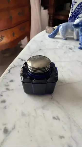 Foto de um(a) Antigo Tinteiro De Coleção Vidro Americano Azul Art Deco, da categoria de Outros colecionáveis. Antigo tinteiro de coleção em vidro americano na cor azul. Guarnições em metal espessurado a prata. Medidas 6x8cm. Mostrado de uma perspectiva diferente. Vendido no marketplace Trésors.