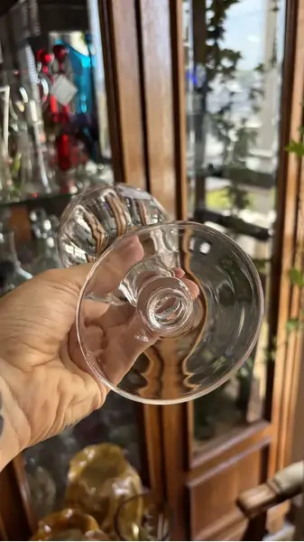 Foto de um(a) Antiga Elegante Bomboniere Baleiro Potiche Cristal Baccarat, da categoria de Garrafas, potes e jarros. Antiga e finíssima bomboniere em cristal Baccarat, ricamente lapidada à mão. Peça imponente, bastante versátil, para servir... Mostrado de uma perspectiva diferente. Vendido no marketplace Trésors.