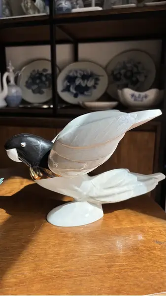 Foto de um(a) Antiga Escultura Selim Pássaro Art Deco Porcelana Goebel, da categoria de Escultura. Selim - Goebel, Germany. Antiga e grande escultura bloco escultórico Art Deco, representando arara em porcelana alemã, da... Mostrado de uma perspectiva diferente. Vendido no marketplace Trésors.