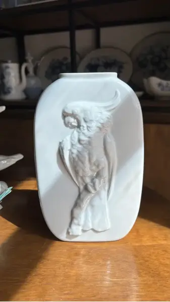 Foto de um(a) Antigo Vaso Pássaro Art Deco Porcelana Alemã Hutschenreuther, da categoria de Vasos. Hutschenreuther. Antigo vaso artístico em porcelana alemã, decoração com pássaro em relevo. Peça muito elegante e... Mostrado de uma perspectiva diferente. Vendido no marketplace Trésors.