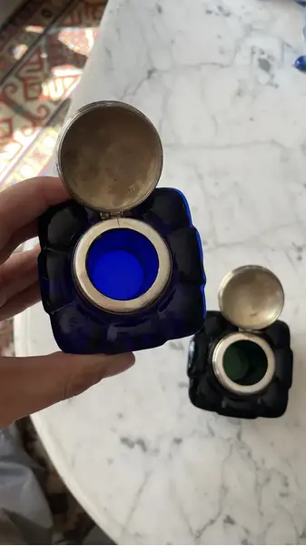 Foto de um(a) Antigo Tinteiro De Coleção Vidro Americano Azul Art Deco, da categoria de Outros colecionáveis. Antigo tinteiro de coleção em vidro americano na cor azul. Guarnições em metal espessurado a prata. Medidas 6x8cm. Mostrado de uma perspectiva diferente. Vendido no marketplace Trésors.