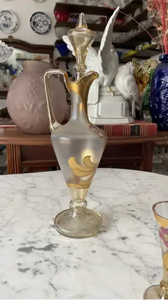 Foto de um(a) Antiga Garrafa Licoreira com Alça Vidro Veneziano Art Nouveau, da categoria de Garrafas. Antiga e belíssima garrafa licoreira em finíssimo vidro artístico veneziano. Base translúcida e o corpo satiné, decoração... Mostrado de uma perspectiva diferente. Vendido no marketplace Trésors.