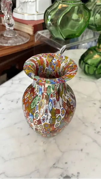 Foto de um(a) Antigo Raro Vaso Em Murano Italiano Ouro Millefiori Original, da categoria de Vasos. ~ Millefiori ~ Murano italiano, significa “mil flores” Belíssimo vaso artístico em Murano com ouro, ricamente feito à mão... Mostrado de uma perspectiva diferente. Vendido no marketplace Trésors.