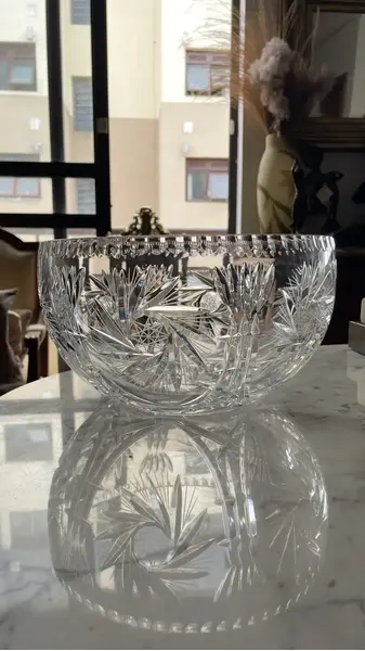 Foto de um(a) Antigo Grande Bowl Centro De Mesa Saladeira Cristal Theco, da categoria de Travessas e tigelas. Antigo e grande centro de mesa em cristal Tcheco de altíssima qualidade, com intenso brilho natural e lapidação feita à mão;... Mostrado de uma perspectiva diferente. Vendido no marketplace Trésors.