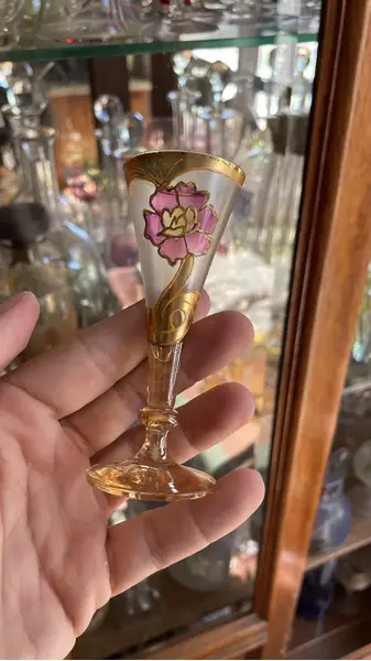Foto de um(a) Antiga Garrafa Licoreira com Alça Vidro Veneziano Art Nouveau, da categoria de Garrafas. Antiga e belíssima garrafa licoreira em finíssimo vidro artístico veneziano. Base translúcida e o corpo satiné, decoração... Mostrado de uma perspectiva diferente. Vendido no marketplace Trésors.