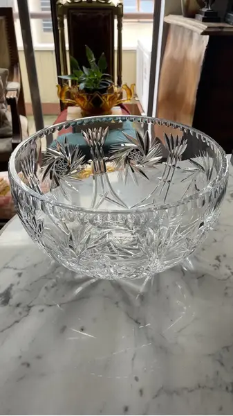 Foto de um(a) Antigo Grande Bowl Centro De Mesa Saladeira Cristal Theco, da categoria de Travessas e tigelas. Antigo e grande centro de mesa em cristal Tcheco de altíssima qualidade, com intenso brilho natural e lapidação feita à mão;... Mostrado de uma perspectiva diferente. Vendido no marketplace Trésors.