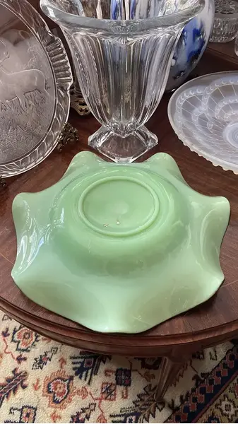 Foto de um(a) Antigo Centro De Mesa Opalina Verde Prata Dama Nua Art Deco, da categoria de Centro de mesa. Antigo e grande centro de mesa em opalina francesa na cor verde, belíssima decoração artística em prata com flores ao redor... Mostrado de uma perspectiva diferente. Vendido no marketplace Trésors.
