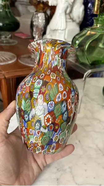 Foto de um(a) Antigo Raro Vaso Em Murano Italiano Ouro Millefiori Original, da categoria de Vasos. ~ Millefiori ~ Murano italiano, significa “mil flores” Belíssimo vaso artístico em Murano com ouro, ricamente feito à mão... Mostrado de uma perspectiva diferente. Vendido no marketplace Trésors.