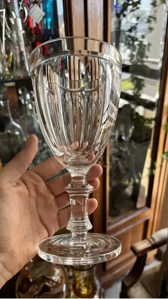 Foto de um(a) Antiga Elegante Bomboniere Baleiro Potiche Cristal Baccarat, da categoria de Garrafas, potes e jarros. Antiga e finíssima bomboniere em cristal Baccarat, ricamente lapidada à mão. Peça imponente, bastante versátil, para servir... Mostrado de uma perspectiva diferente. Vendido no marketplace Trésors.