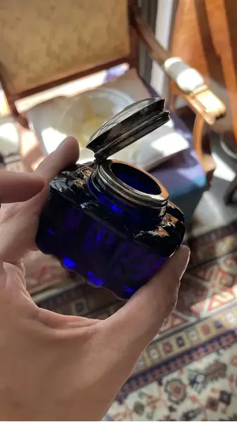 Foto de um(a) Antigo Tinteiro De Coleção Vidro Americano Azul Art Deco, da categoria de Outros colecionáveis. Antigo tinteiro de coleção em vidro americano na cor azul. Guarnições em metal espessurado a prata. Medidas 6x8cm. Mostrado de uma perspectiva diferente. Vendido no marketplace Trésors.