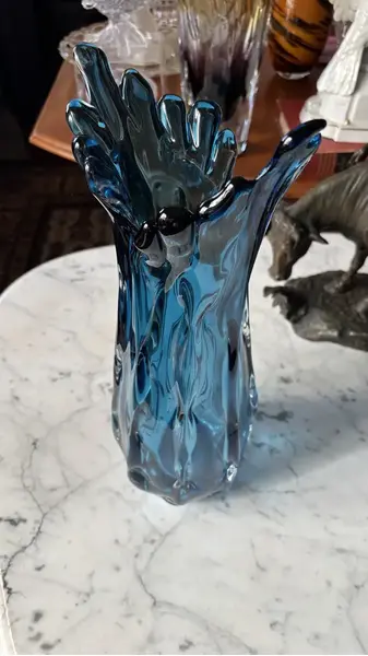 Foto de um(a) Antigo Grande Vaso Cornucópia Em Murano Italiano Azul, da categoria de Vasos. Antigo e grande vaso artístico em Murano italiano na cor azul. Lindo trabalho em camadas, todo feito à mão. Década de... Mostrado de uma perspectiva diferente. Vendido no marketplace Trésors.