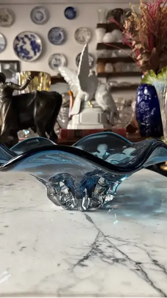 Foto de um(a) Antigo Centro De Mesa Vaso Fruteira Em Murano Italiano Azul, da categoria de Centro de mesa. Antigo centro de mesa, fruteira em Murano italiano souflé gomado na cor azul. Peça totalmente artística, feita à mão. Muito... Mostrado de uma perspectiva diferente. Vendido no marketplace Trésors.