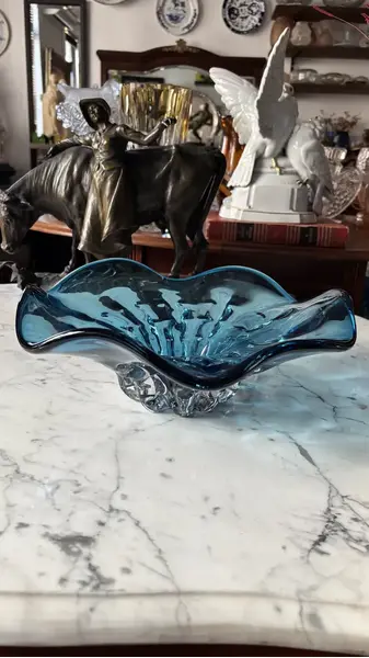 Foto de um(a) Antigo Centro De Mesa Vaso Fruteira Em Murano Italiano Azul, da categoria de Centro de mesa. Antigo centro de mesa, fruteira em Murano italiano souflé gomado na cor azul. Peça totalmente artística, feita à mão. Muito... Mostrado de uma perspectiva diferente. Vendido no marketplace Trésors.