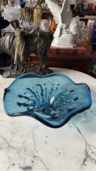 Foto de um(a) Antigo Centro De Mesa Vaso Fruteira Em Murano Italiano Azul, da categoria de Centro de mesa. Antigo centro de mesa, fruteira em Murano italiano souflé gomado na cor azul. Peça totalmente artística, feita à mão. Muito... Mostrado de uma perspectiva diferente. Vendido no marketplace Trésors.